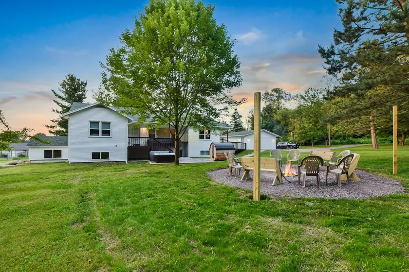 Devil's Lake Basecamp! Game Rm! Fire Pit! Hot Tub! - Image 1