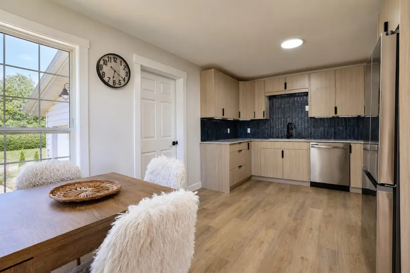 Updated/Modern 2 bed close to downtown - Image 1