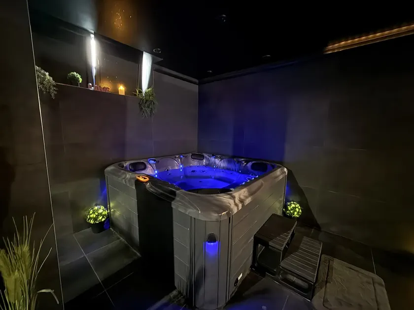 Dark Cozy - Cozy nest, Private Jacuzzi - Image 1
