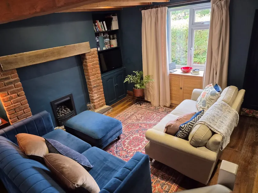 Llangollen 1-Bed Cottage Sleeps 2 with Parking - Image 1