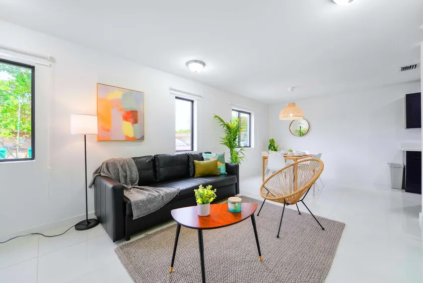 Modern Miami Home with Free Parking - Image 1