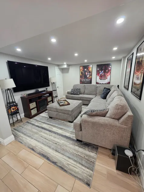 Modern Retreat |85” OLED, 2Gbps Wi-Fi & EV Charger - Image 1