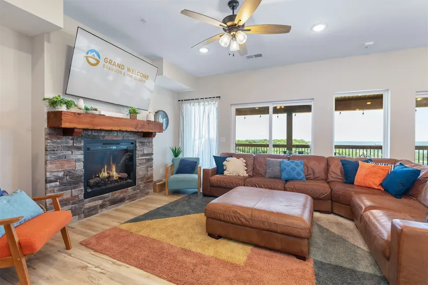 Lake Lookout Retreat and 9bdr - Image 1
