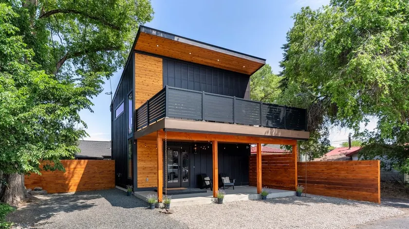 Luxe Downtown Getaway•Balcony Fire Pit•EV Charger - Image 1