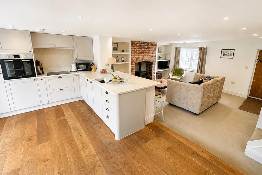 Log Fire Cottage 9-mins to Longleat - sleeps 6 - Image 1