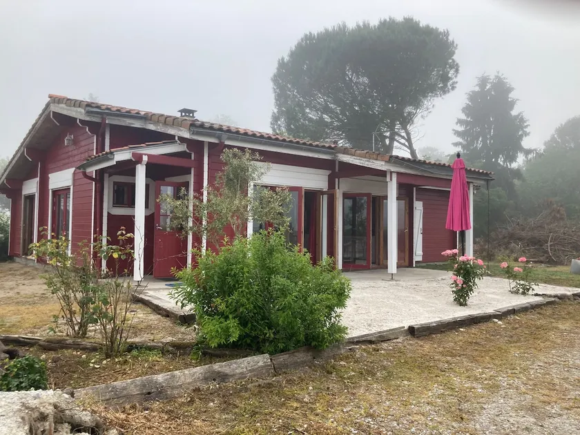 Wooden house with enclosed grounds - Image 1