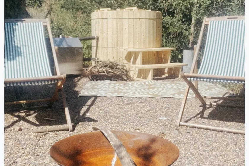 Pet Friendly Shepherd's Hut Sleeps 2 with Hot Tub - Image 1