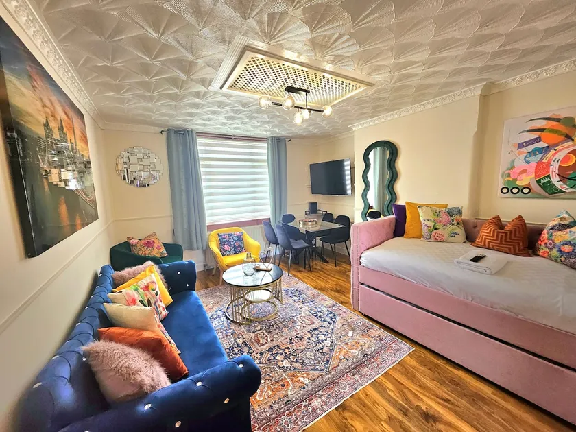 2 Bed Apt, 4 Beds, 3 TVs Plus Parking - Image 1