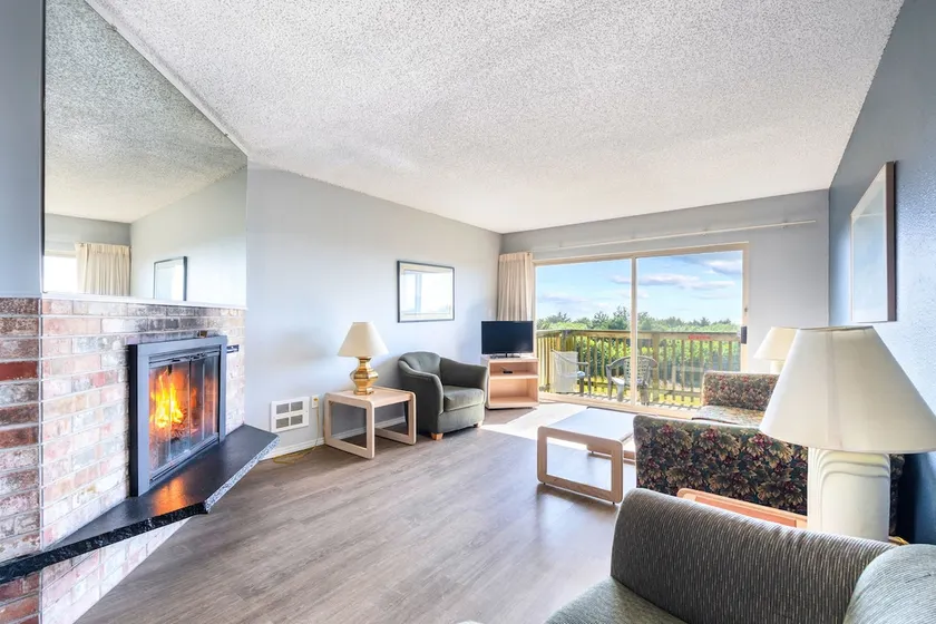 Ocean View Pet-Friendly 1-Bedroom Family Suite - Pool and Hot Tub - Image 1