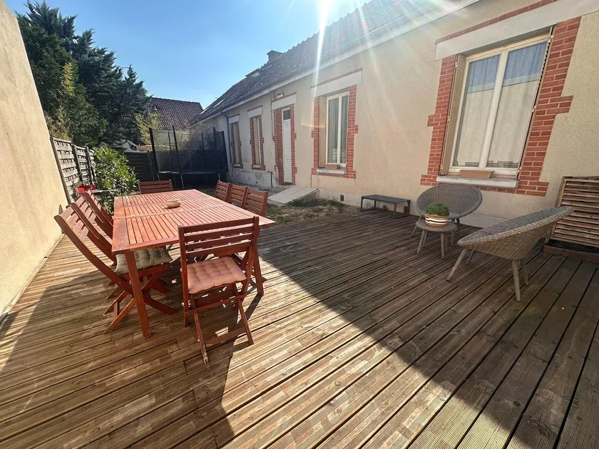 Air-conditioned family home with garden - Image 1