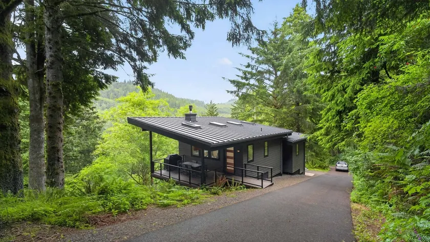 Hilltop Haven - Private Forest Retreat Near Neskow - Image 1