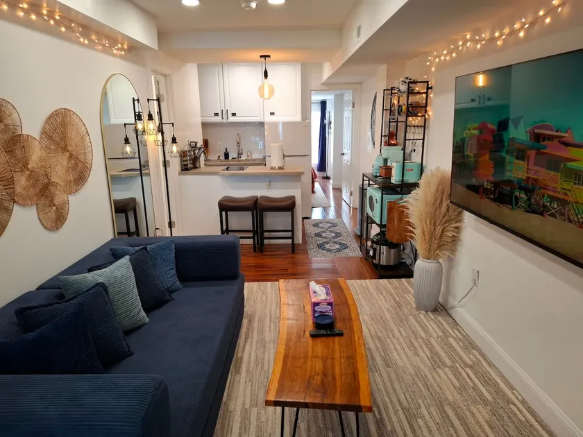 Central Georgetown • King Bed • Full Kitchen - Image 1