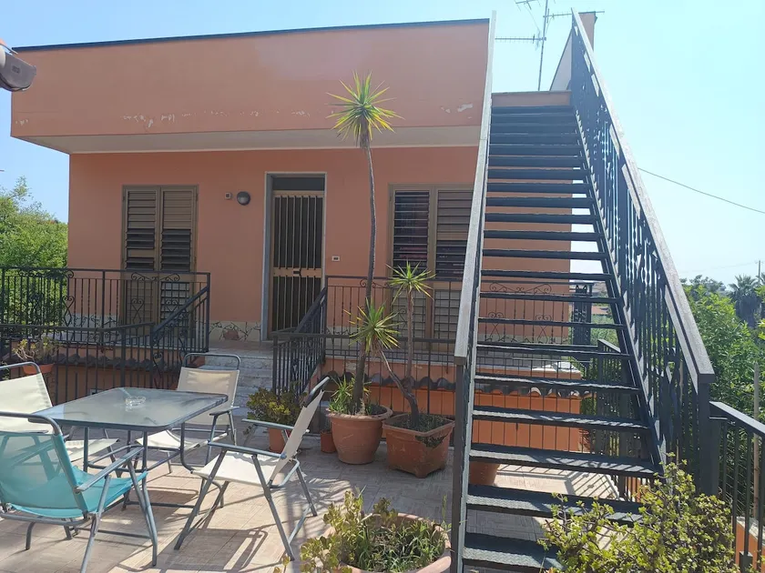 House with terrace - Image 1