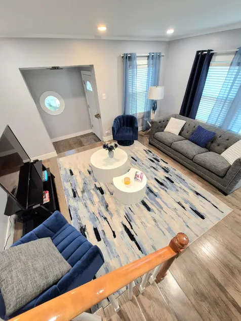 Spacious 4BR Near Chicago – Movie Room & Sunroom - Image 1