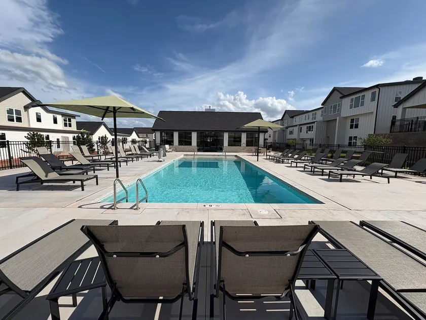 Luxury Townhouse w/ amenities 5 min to UCO - Image 1