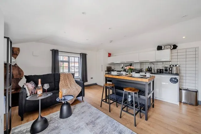 Stylish 1-Bed Apartment near Guildford Station - Image 1