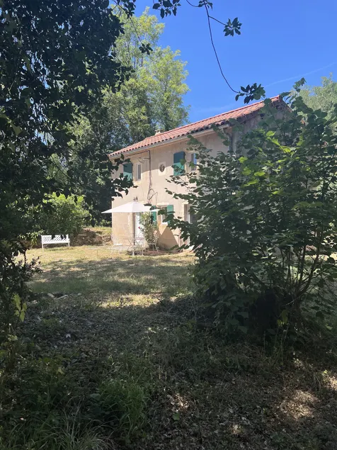 Small house surrounded by nature. - Image 1
