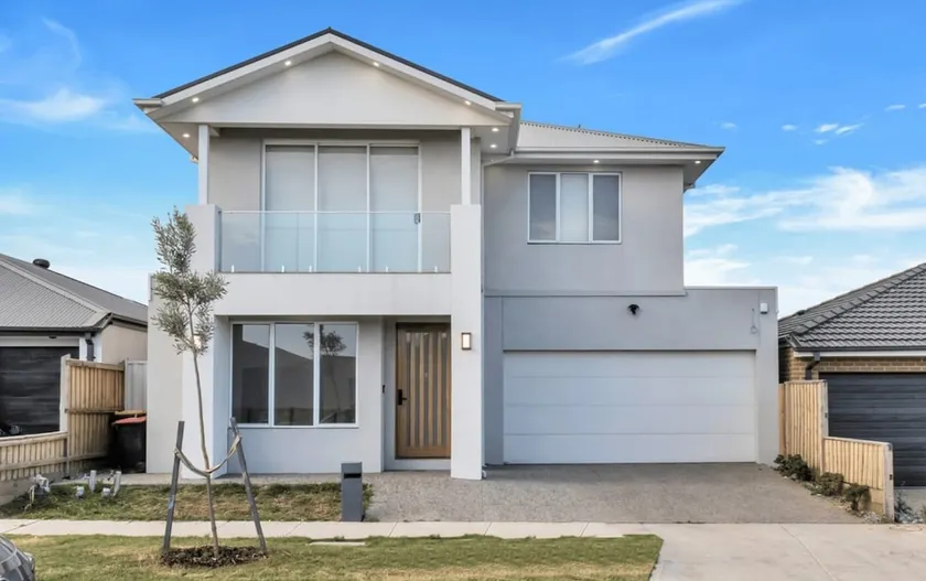 Spacious 5-Bedroom Family Home Near Melbourne - Image 1