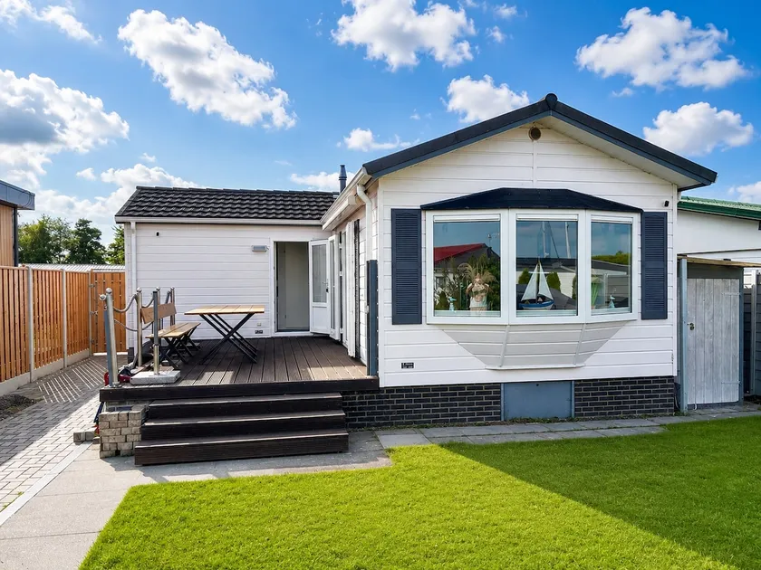 Waterfront chalet with jetty, right on the IJsselmeer - Image 1