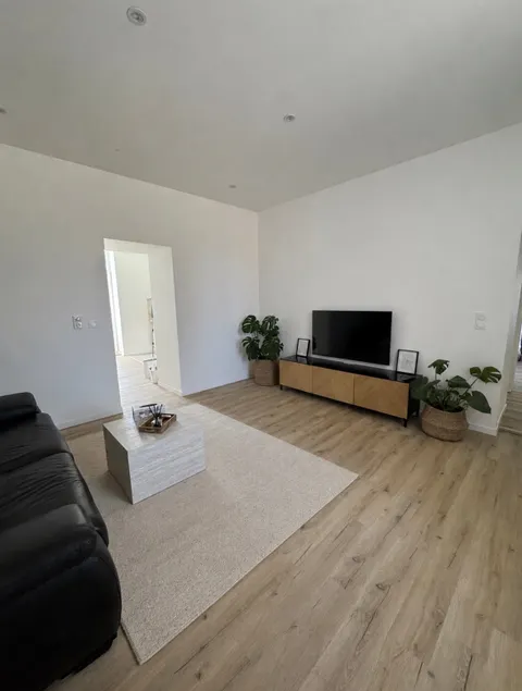 A stone's throw from the porch - Apartment for 8 guests - Image 1