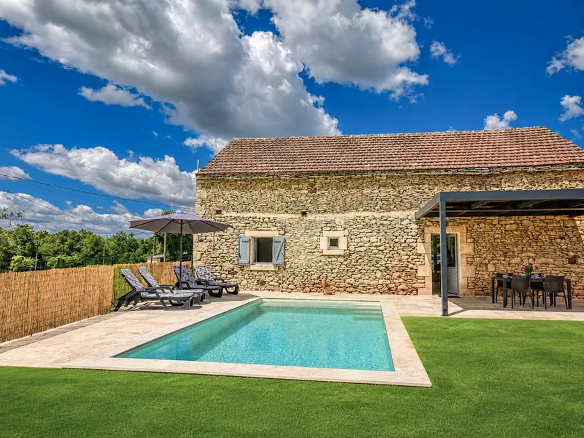 Quality gîte with a terrace and private pool - Image 1