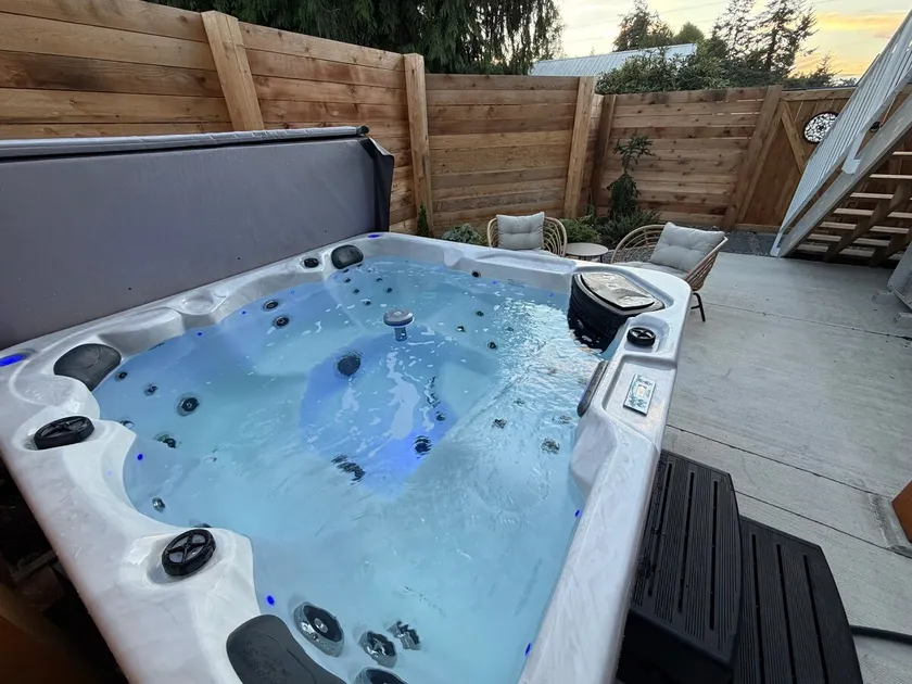 The Fin and Fir Ocean View Suite with Hot Tub - Image 1