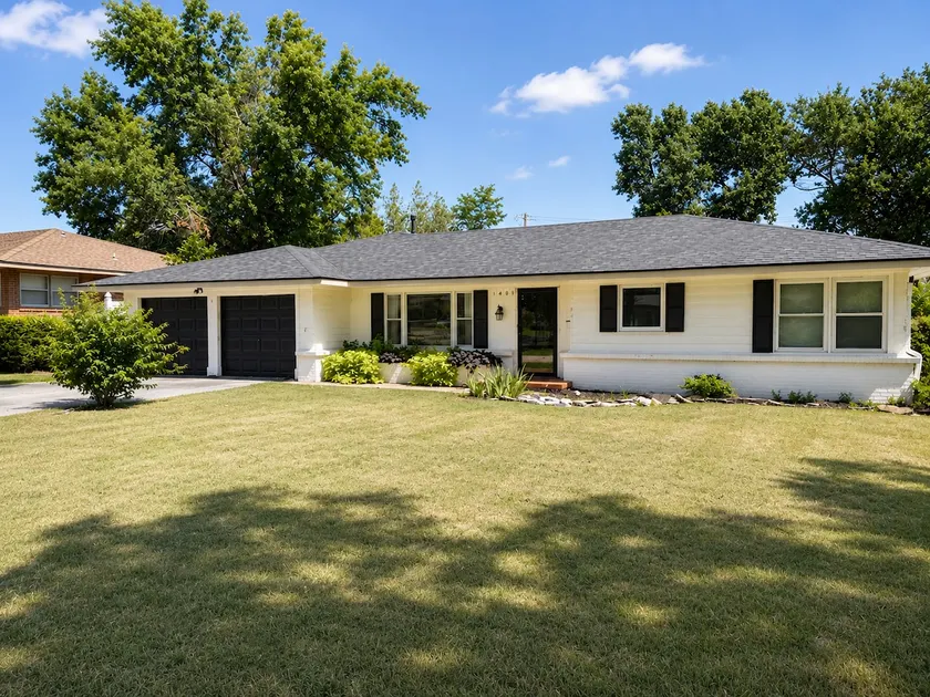 Cozy Green House Close To Shops In Ponca City - Image 1