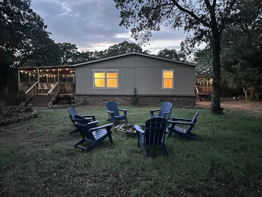 Cozy Nine Acre Retreat Near Canton Lake Sleeps 10 - Image 1