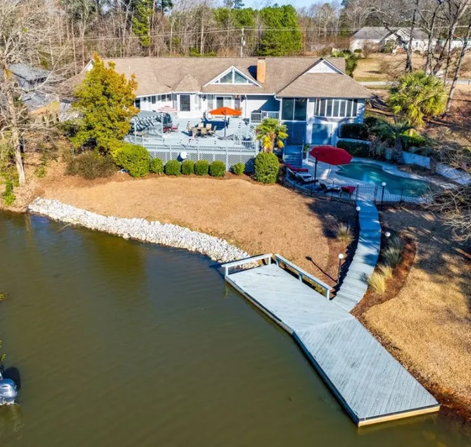 Lakefront w pool, perfect place for a small venue - Image 1
