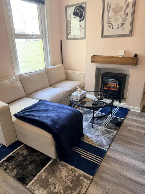 Unique 2BR Home in Gillingham•Wi-Fi•Parking - Image 1