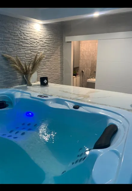 Eden Spa Montpellier Jacuzzi Suite - Image 1