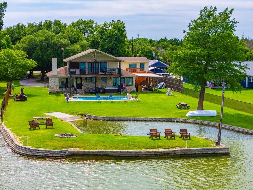 3 Waters Lodge at Eagle Mountain Lake - Image 1