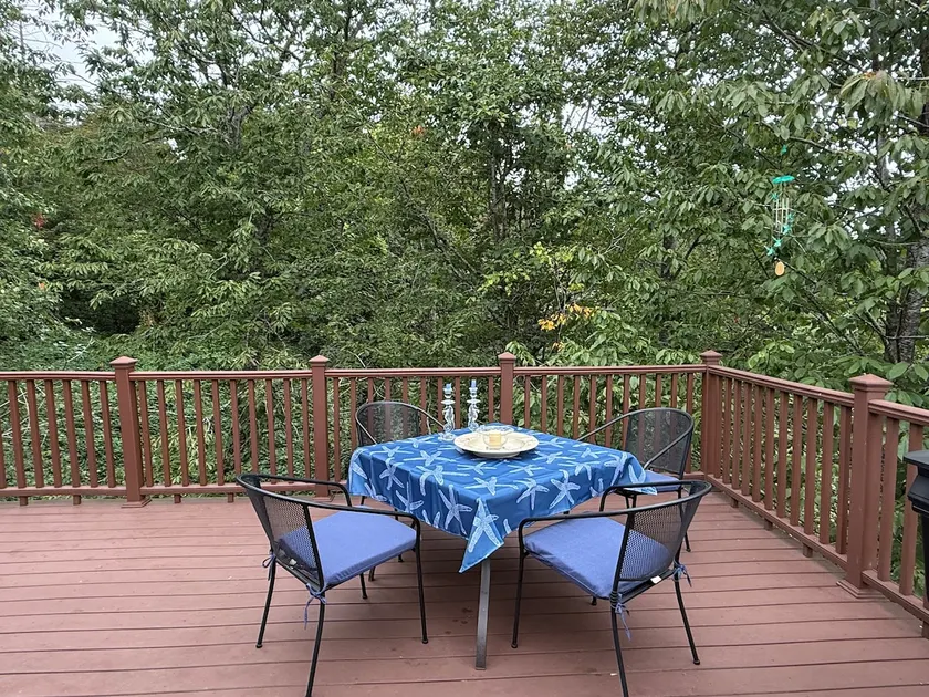 Hillside House in Troutdale - Image 1