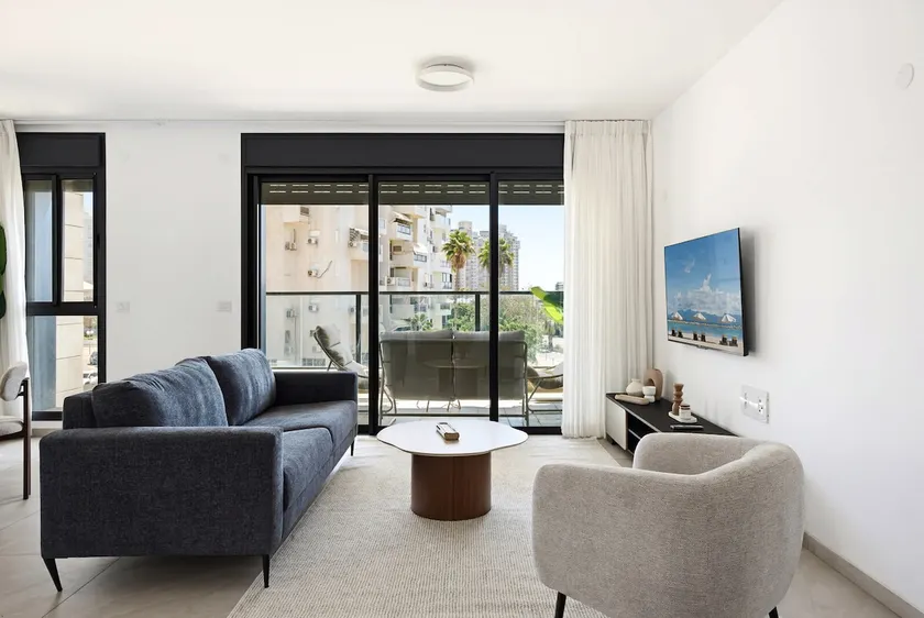 Spacious 4BR Apt l Sunny Balcony & Mamad - Image 1