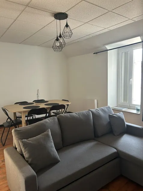 Spacious accommodation with private garden - Image 1