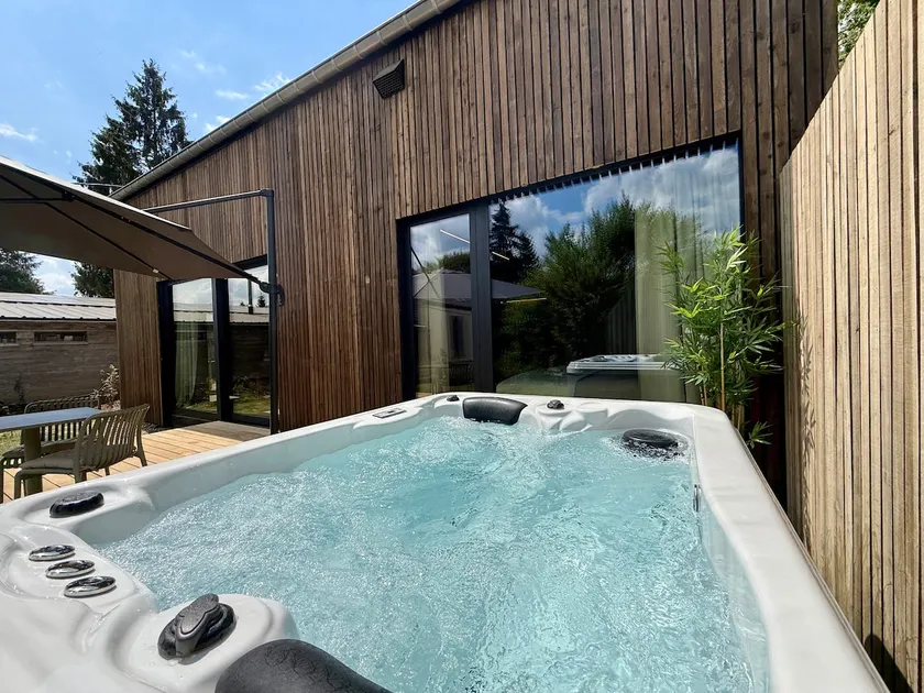 Lakefront haven with jacuzzi - Image 1