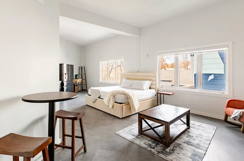 Chic Frenchtown studio, Sleeps 4, Walk Main St - Image 1