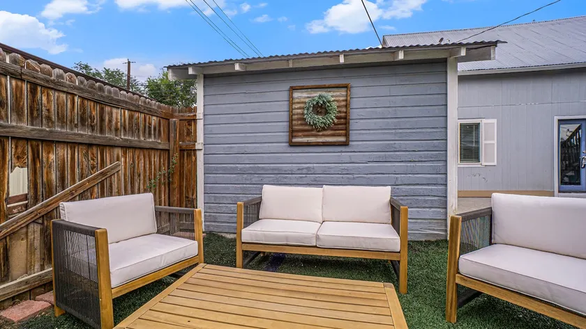 Affordable bungalow, quiet neighborhood w/laundry - Image 1