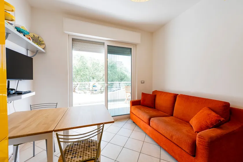 GuestHost - Comfy Balcony Flat with Sea View - Image 1