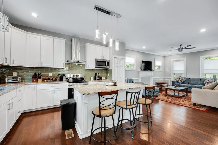 Stylish 4 bedroom house with outdoor dining and fenced backyard. - Image 1