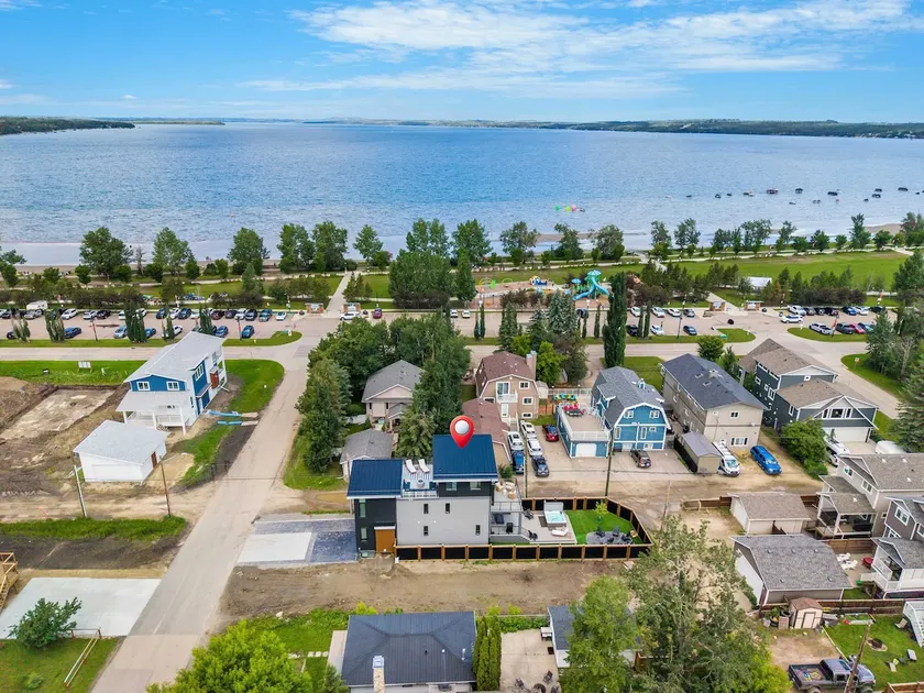 The Shoreline a Luxury Escape with Rooftop & Hot Tub - Image 1