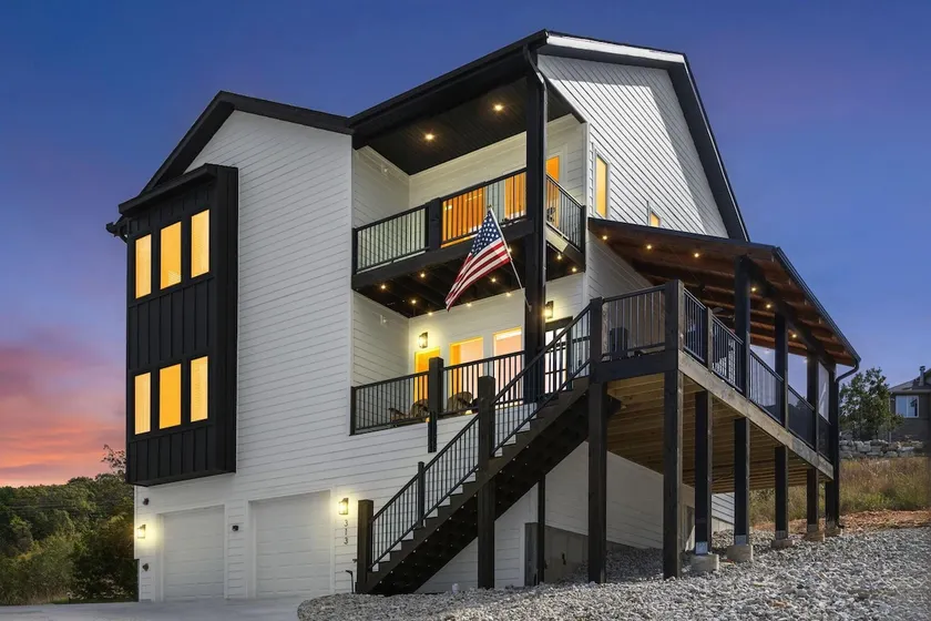 Lux Lake View: Sleeps 12+, Hot Tub, Game Room - Image 1