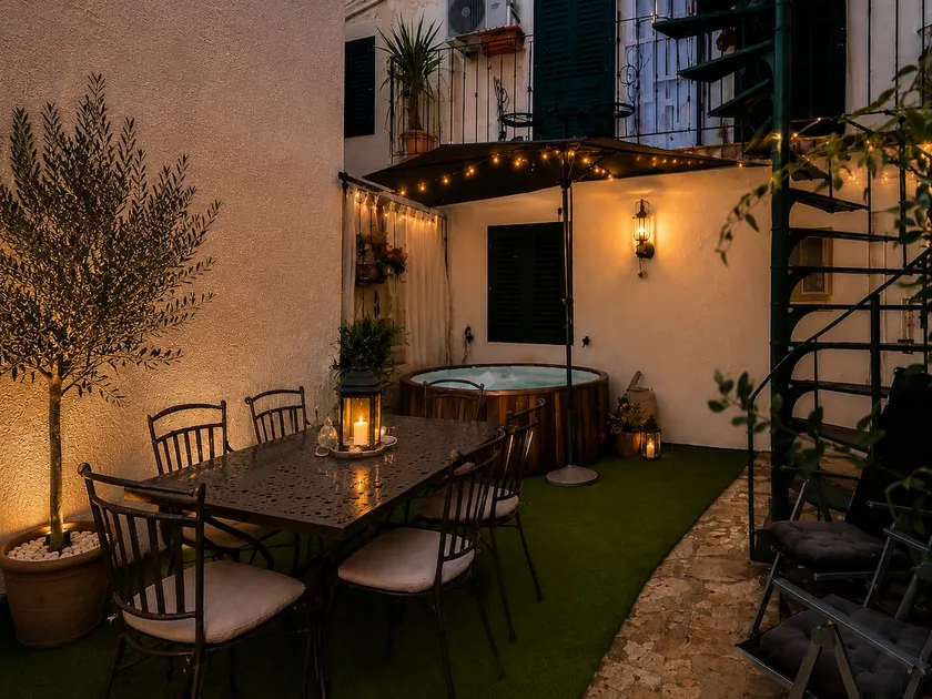 Quiet Oasis in the Heart of Old Town- two kitchen,3bath - Image 1