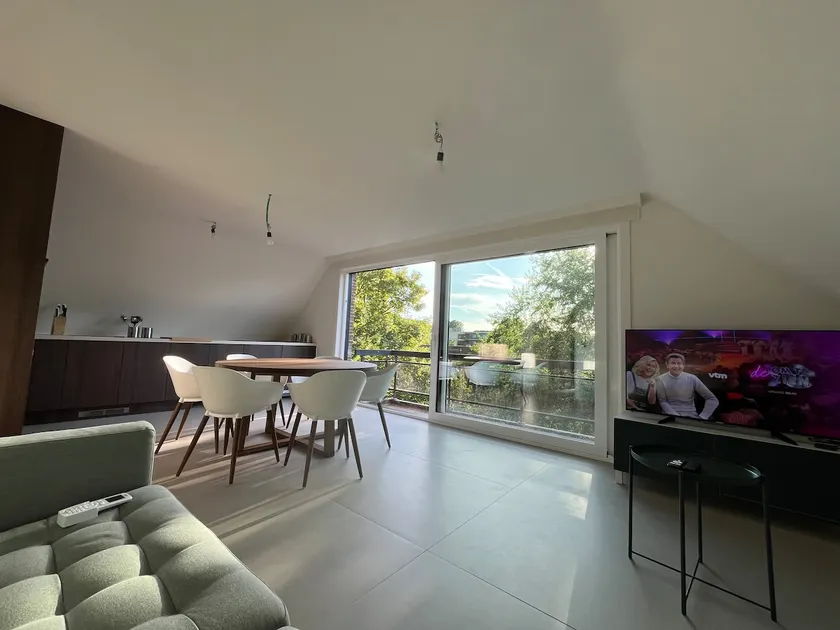 Discover this 3-bedroom apartment parkside - Image 1