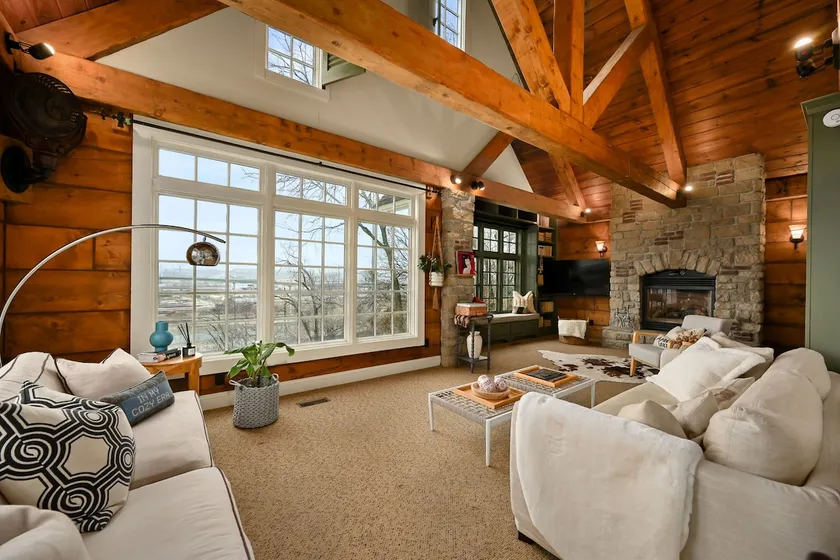 Fireplace - Skyline Views - Walk to BBQ & Bars - Image 1