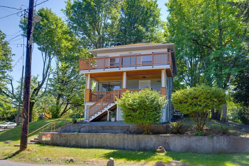 Easy Access to Dtwn! Seattle Group-friendly Home - Image 1