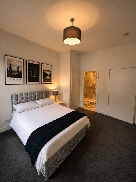 Stylish Main Door Flat | Hot Tub | Walk to Centre - Image 1