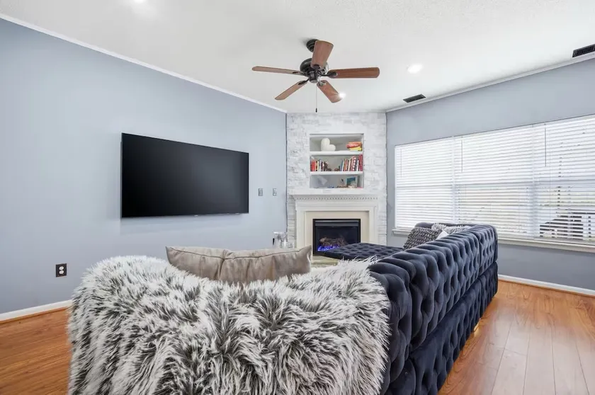 The Phoenix: 4BR Lakeside Retreat - Image 1