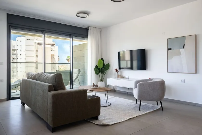 Stylish 4BR Apt l Private Balcony & Mamad - Image 1