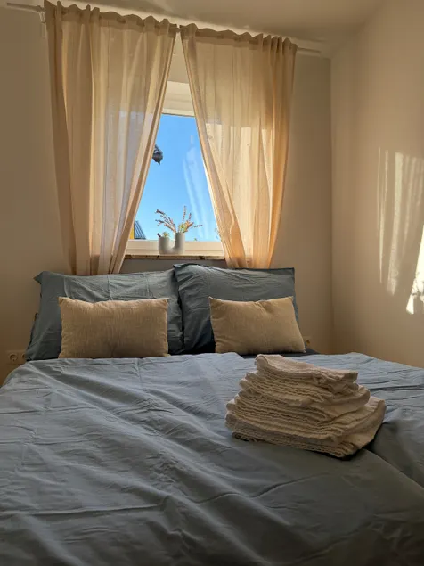 Apartment with balcony & free parking - Image 1